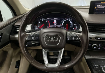 Подержанный автомобиль Audi Q7 2015 года (12 фото)
