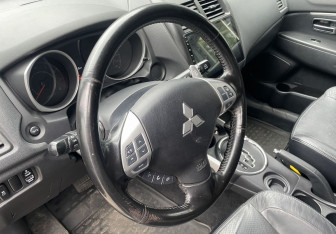 Подержанный автомобиль Mitsubishi ASX 2011 года (12 фото)