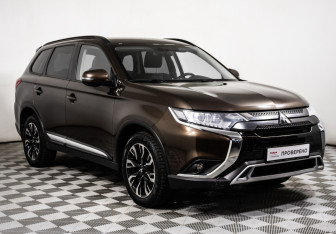 Подержанный автомобиль Mitsubishi Outlander 2021 года (3 фото)