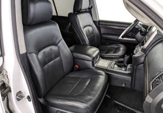 Подержанный автомобиль Toyota Land Cruiser Suv 2015 года (24 фото)