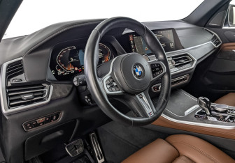 Подержанный автомобиль BMW X5 2021 года (15 фото)