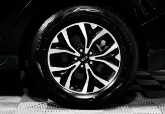 Подержанный автомобиль Kia Carnival 2021 года (9 фото)