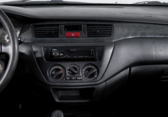 Подержанный автомобиль Mitsubishi Lancer Sedan 2005 года (13 фото)