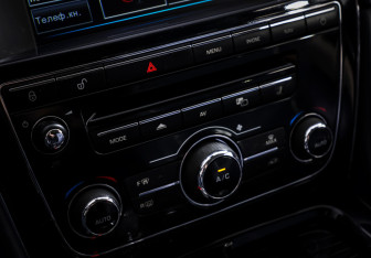 Подержанный автомобиль Jaguar XJ 2012 года (16 фото)