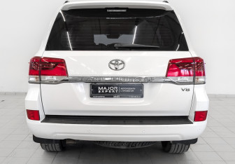 Подержанный автомобиль Toyota Land Cruiser Suv 2016 года (6 фото)