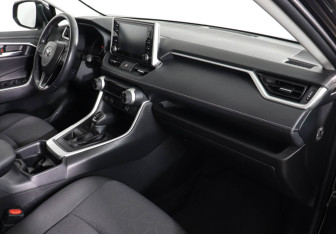 Подержанный автомобиль Toyota RAV4 2021 года (10 фото)