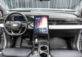 Подержанный автомобиль Geely Atlas 2024 года (15 фото)