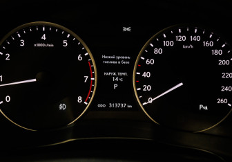 Подержанный автомобиль Lexus ES 2015 года (10 фото)