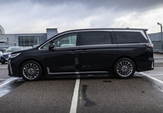 Подержанный автомобиль Voyah Dream 2023 года (9 фото)