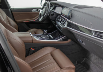 Подержанный автомобиль BMW X7 2021 года (7 фото)