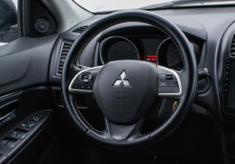 Подержанный автомобиль Mitsubishi ASX 2013 года (15 фото)