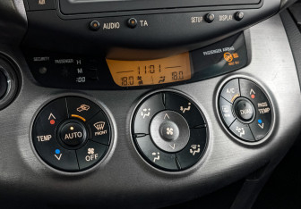 Подержанный автомобиль Toyota RAV4 2012 года (21 фото)