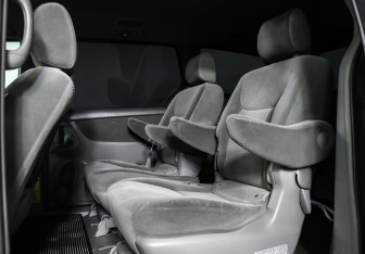Подержанный автомобиль Toyota Sienna 2006 года (12 фото)
