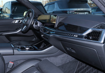 Подержанный автомобиль BMW X5 2025 года (9 фото)