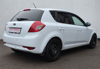 Подержанный автомобиль Kia Ceed Hatchback 2011 года (5 фото)