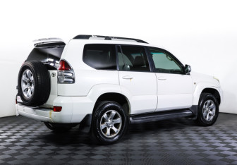 Подержанный автомобиль Toyota Land Cruiser Prado 2002 года (5 фото)