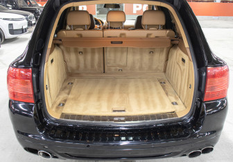 Подержанный автомобиль Porsche Cayenne 2006 года (10 фото)