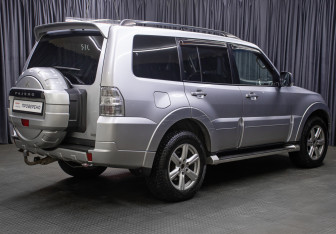 Подержанный автомобиль Mitsubishi Pajero 2011 года (5 фото)