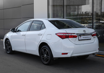 Подержанный автомобиль Toyota Corolla Sedan 2013 года (6 фото)