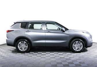 Подержанный автомобиль Mitsubishi Outlander 2022 года (4 фото)