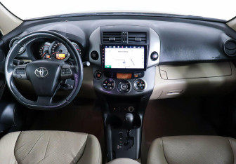 Подержанный автомобиль Toyota RAV4 2010 года (9 фото)
