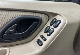 Подержанный автомобиль Ford Escape 2005 года (16 фото)