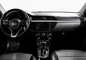 Подержанный автомобиль Kia Rio Sedan 2017 года (9 фото)