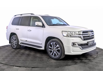 Подержанный автомобиль Toyota Land Cruiser Suv 2015 года (3 фото)