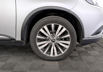 Подержанный автомобиль Mitsubishi Outlander 2019 года (18 фото)