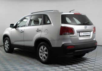 Подержанный автомобиль Kia Sorento 2011 года (7 фото)