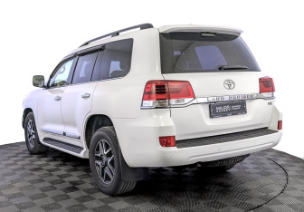 Подержанный автомобиль Toyota Land Cruiser Suv 2016 года (7 фото)