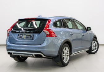 Подержанный автомобиль Volvo V60 Cross Country 2018 года (5 фото)