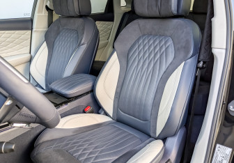 Подержанный автомобиль Hongqi HS5 2023 года (20 фото)