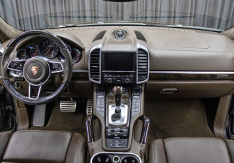Подержанный автомобиль Porsche Cayenne 2015 года (13 фото)