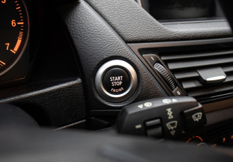 Подержанный автомобиль BMW X1 2013 года (17 фото)