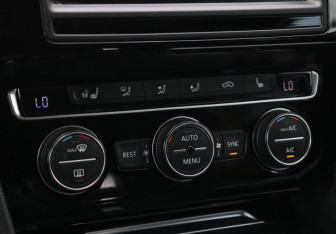 Подержанный автомобиль Volkswagen Passat Sedan 2015 года (17 фото)