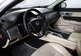 Подержанный автомобиль Jaguar XF Sedan 2013 года (15 фото)