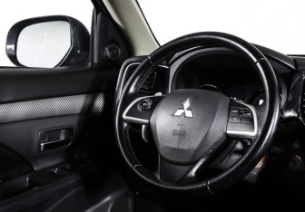 Подержанный автомобиль Mitsubishi Outlander 2014 года (13 фото)
