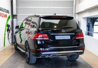 Подержанный автомобиль Mercedes-Benz GLE 2015 года (6 фото)
