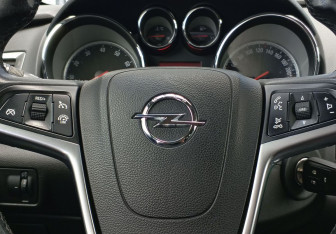 Подержанный автомобиль Opel Astra Sedan 2013 года (13 фото)