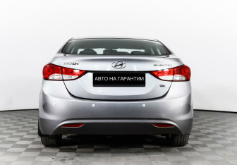 Подержанный автомобиль Hyundai Elantra Sedan 2012 года (6 фото)