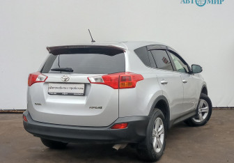 Подержанный автомобиль Toyota RAV4 2013 года (5 фото)