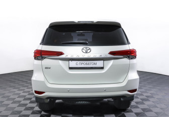 Подержанный автомобиль Toyota Fortuner 2022 года (6 фото)
