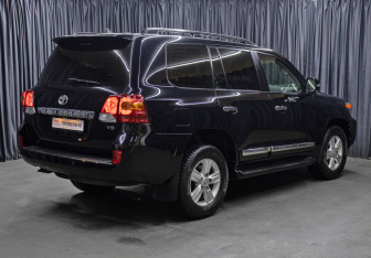 Подержанный автомобиль Toyota Land Cruiser Suv 2013 года (5 фото)