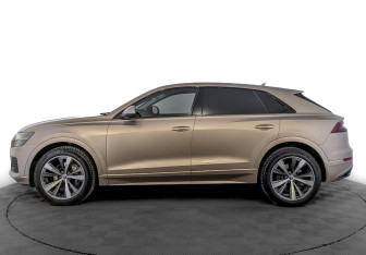 Подержанный автомобиль Audi Q8 2019 года (8 фото)