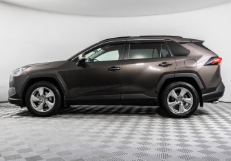 Подержанный автомобиль Toyota RAV4 2020 года (8 фото)