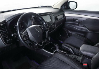 Подержанный автомобиль Mitsubishi Outlander 2017 года (11 фото)