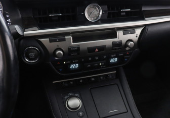 Подержанный автомобиль Lexus ES 2015 года (14 фото)