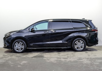 Подержанный автомобиль Toyota Sienna 2025 года (8 фото)