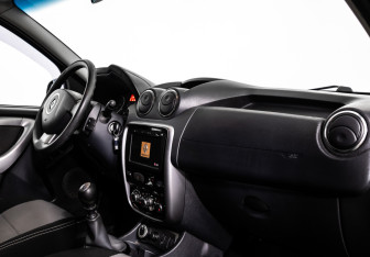 Подержанный автомобиль Renault Duster 2013 года (11 фото)